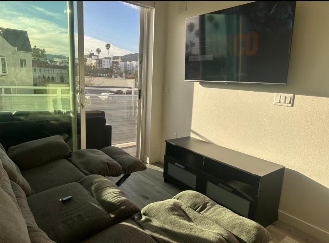 Modern Hollywood Walk Of Fame Apts- Free Parking, 360 Rooftop, Pool, Gym- Centrally Located * Los Ángeles