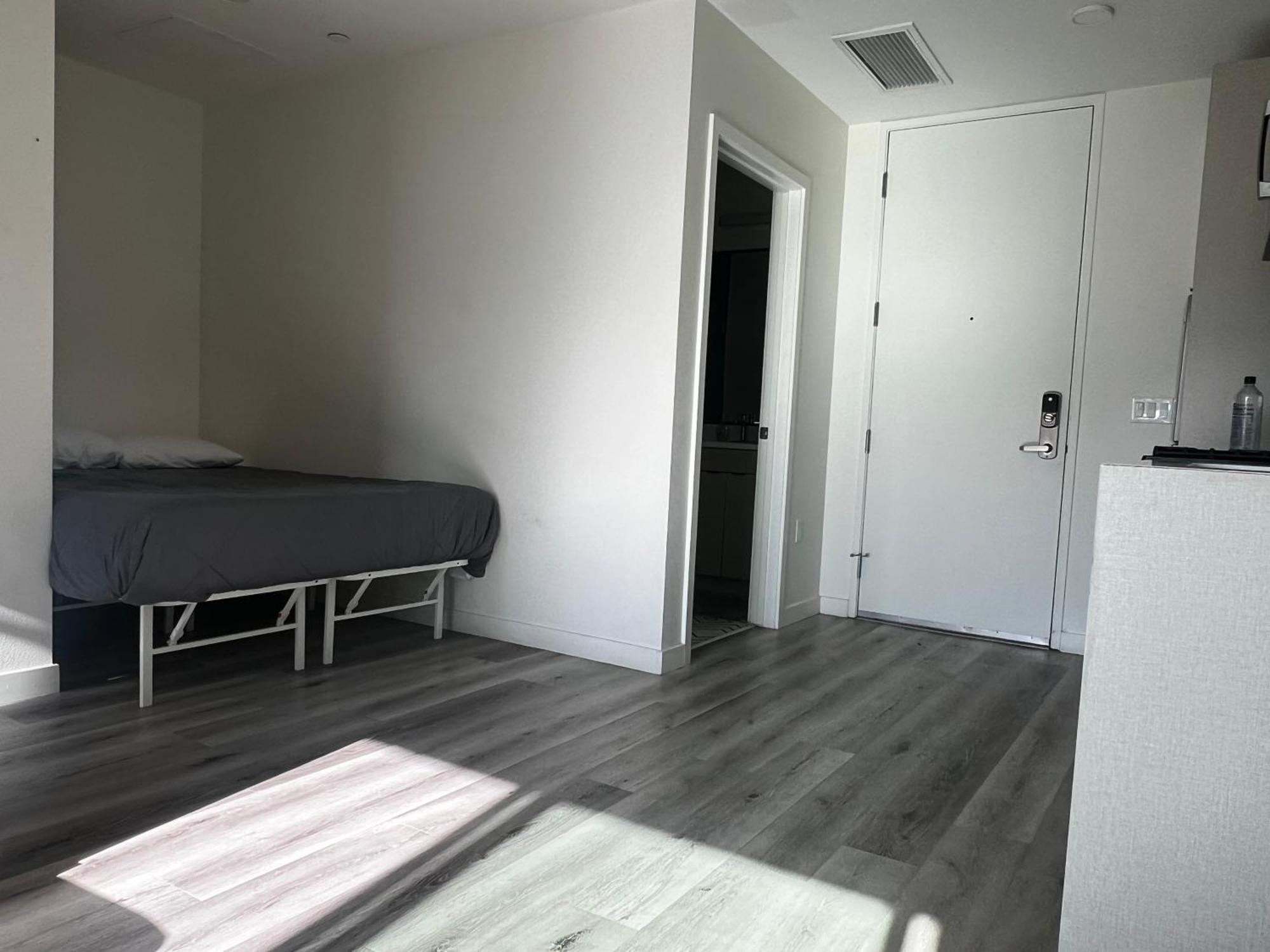 Modern Hollywood Walk Of Fame Apts- Free Parking, 360 Rooftop, Pool, Gym- Centrally Located * Los Ángeles