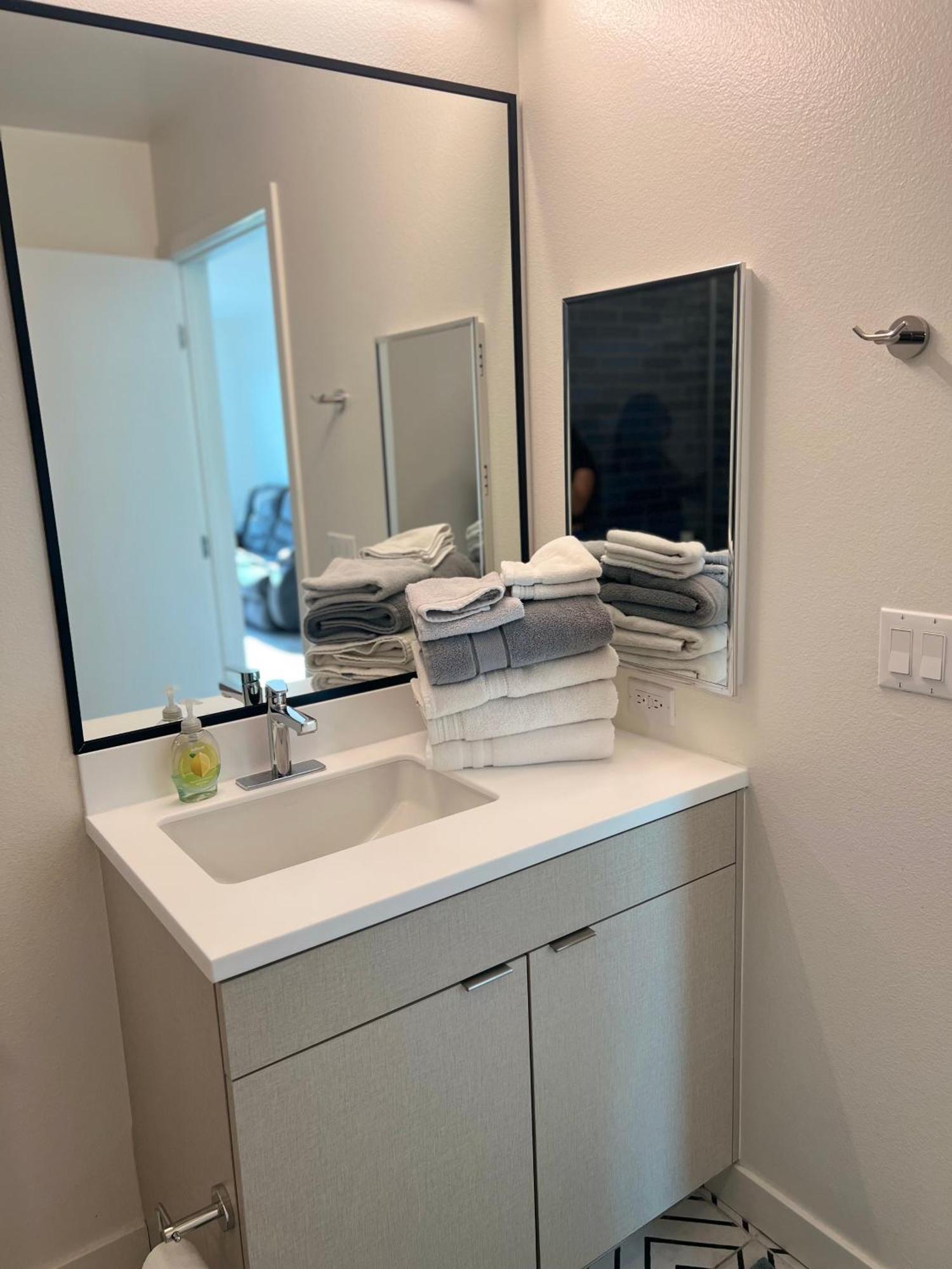 Modern Hollywood Walk Of Fame Apts- Free Parking, 360 Rooftop, Pool, Gym- Centrally Located Los Ángeles