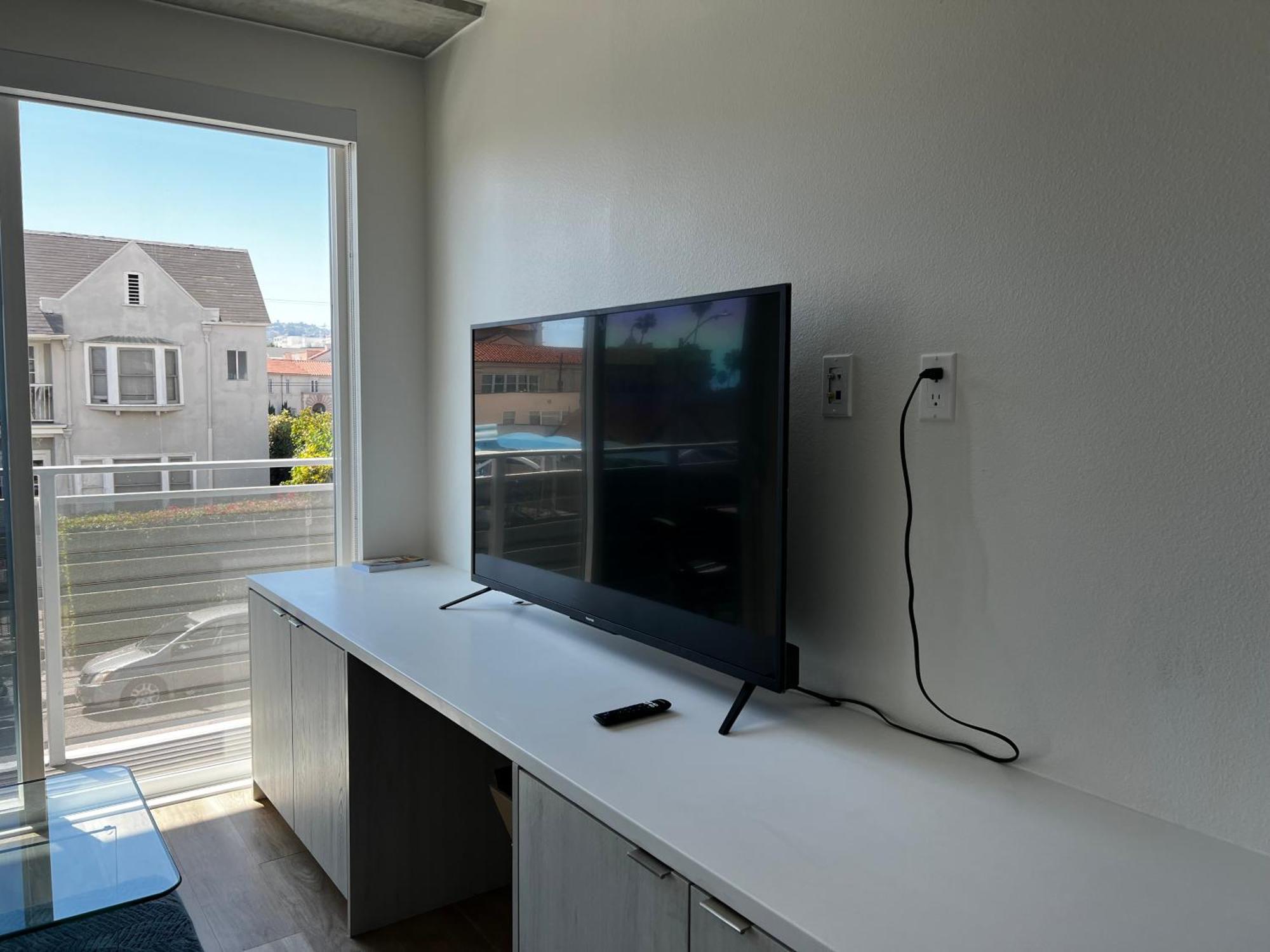 Modern Hollywood Walk Of Fame Apts- Free Parking, 360 Rooftop, Pool, Gym- Centrally Located * Los Ángeles