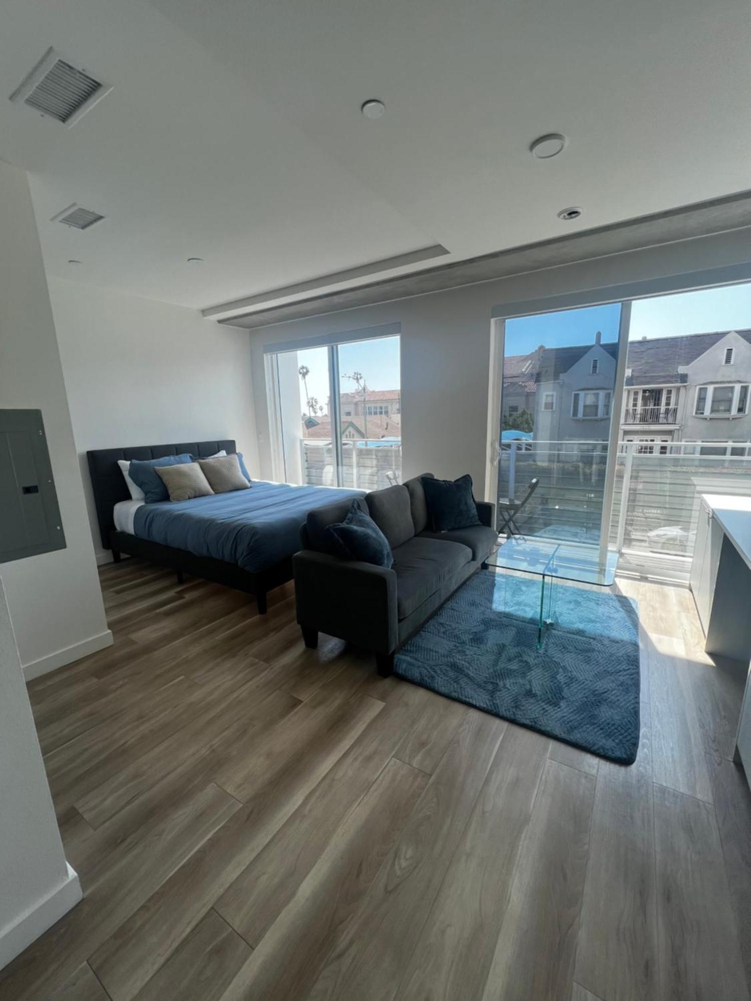 Modern Hollywood Walk Of Fame Apts- Free Parking, 360 Rooftop, Pool, Gym- Centrally Located Los Ángeles